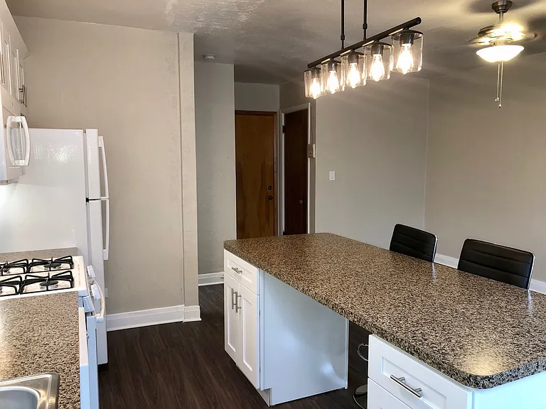 Main — Photo 3