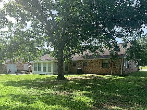 Spacious Back Yard w/patio