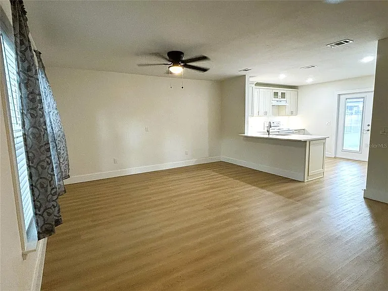 220 W North St — Photo 3