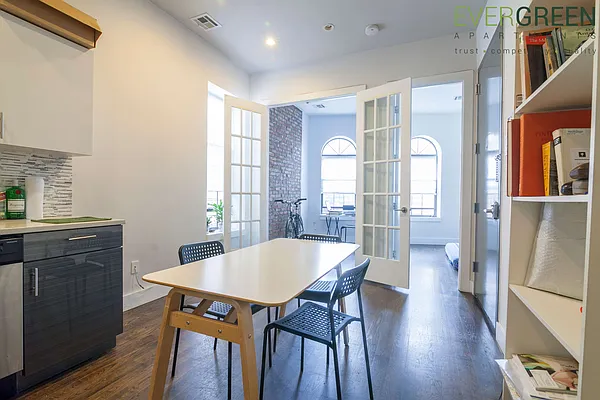 Rented by Evergreen Apartments BK | media 1