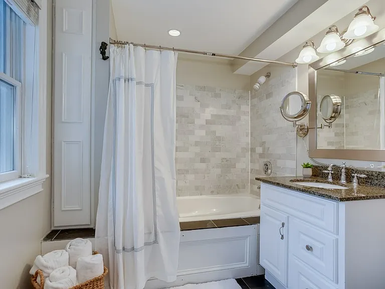 214 W 7th St #2L — Photo 45