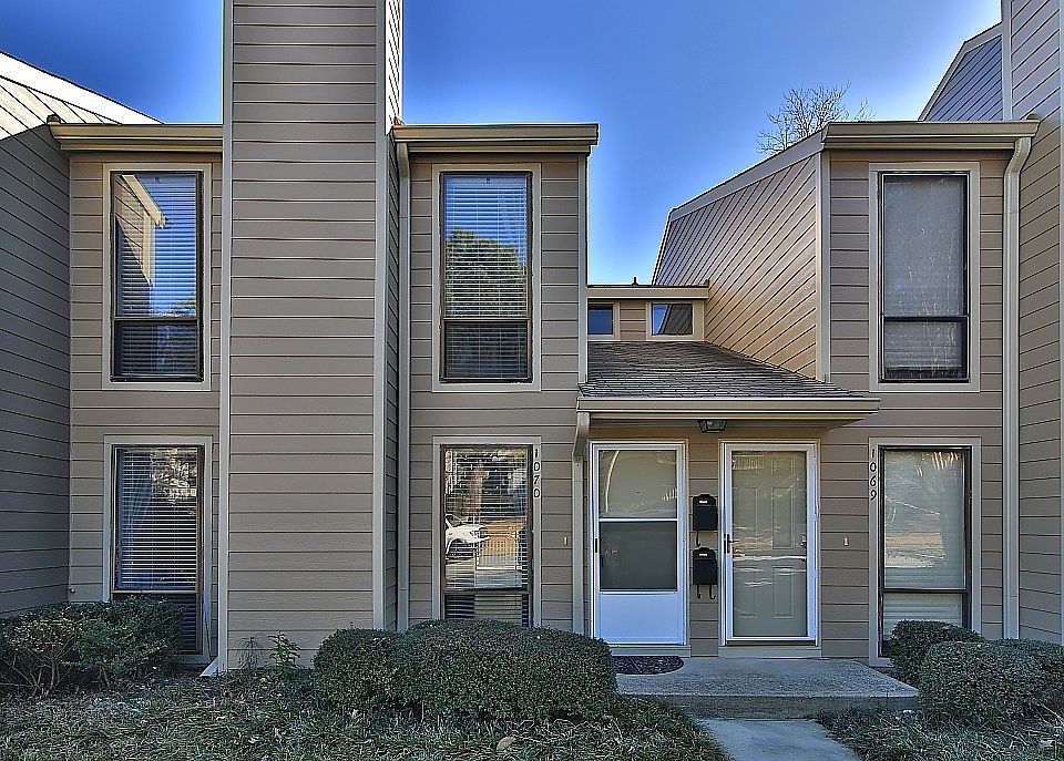 1st image of 1070 Riverbend Club Dr SE
