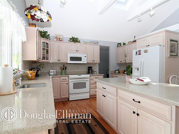 5th image of 1020 New Suffolk Ave