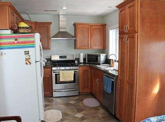 2nd image of 934 Cedar Pl