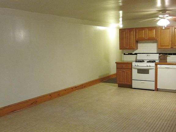 kitchen /living room facing hallway
