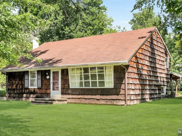 135 Lohs Pl, Harrington Park, NJ 07640