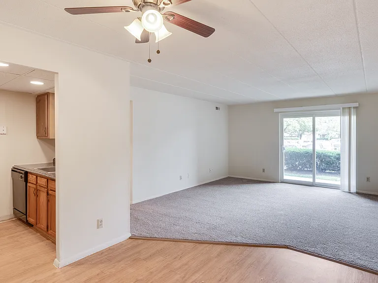 Vantage Pointe West Apartment Homes — Photo 6