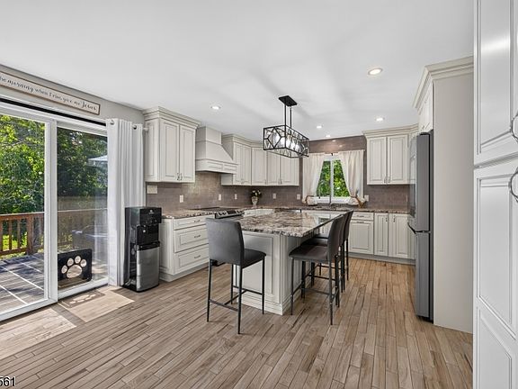3rd image of 14 Meadow Ln