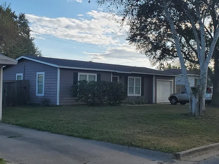 1518 E Corpus Christi St — Photo 1