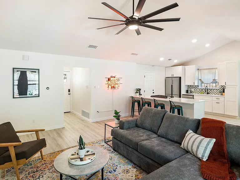 4800 Spring Meadow Cv — Photo 3