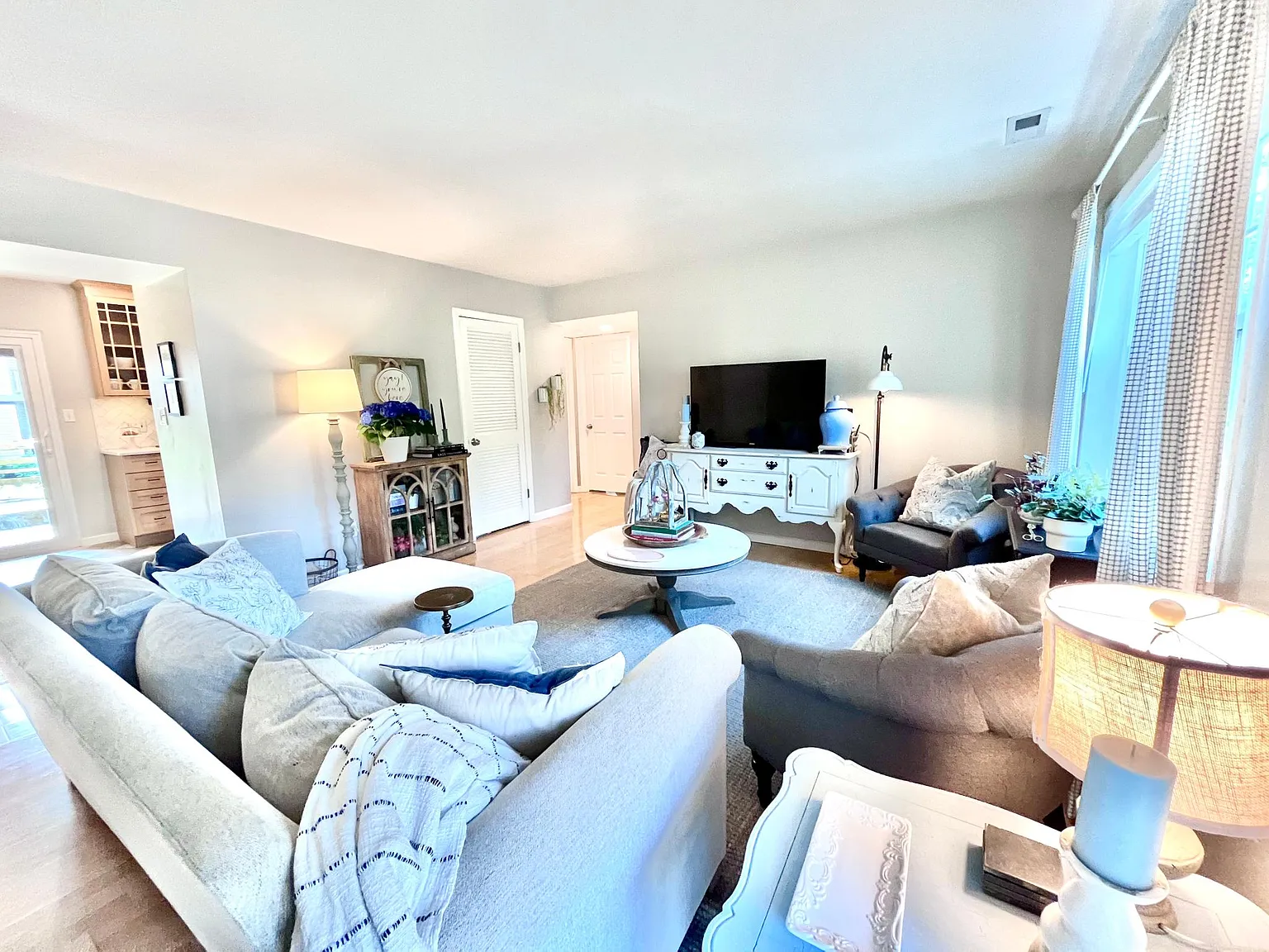 1608 Oriole Ln photo 1