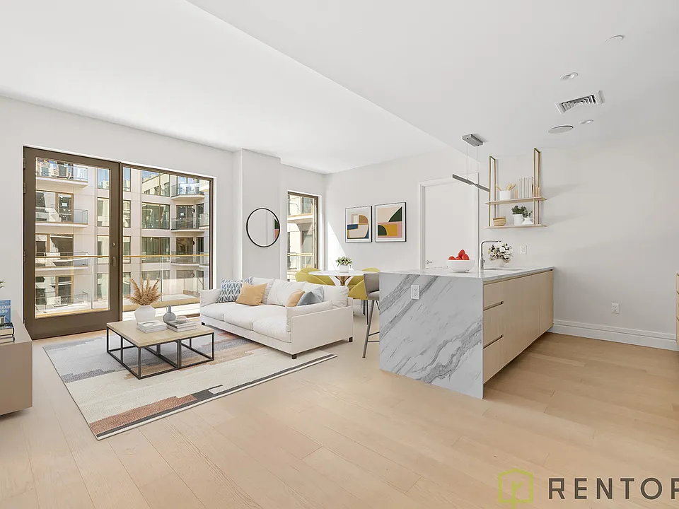 960 Franklin Ave #323