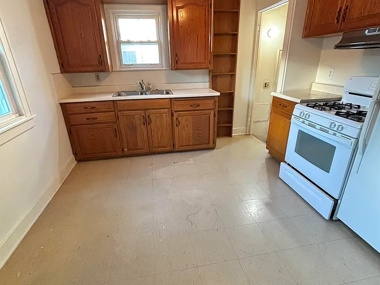 2205 S Pennsylvania Ave — Photo 3