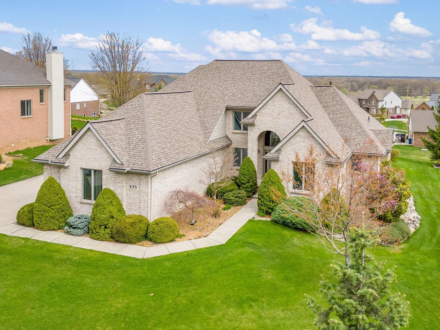 635 Woodsedge Ln photo 1