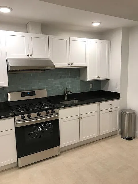 3 bed, 1000 sqft, $2,690 — Photo 2
