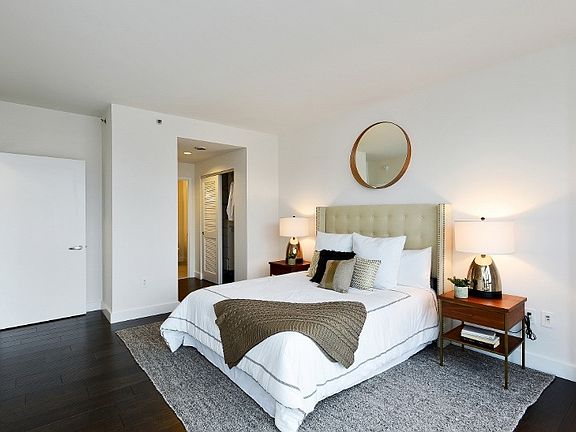 5th image of 250 King St Unit 1516