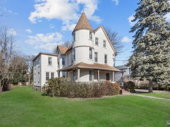 325 Hillside Ave, Leonia, NJ 07605