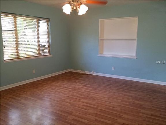 4th image of 1213 Carolyn Ln