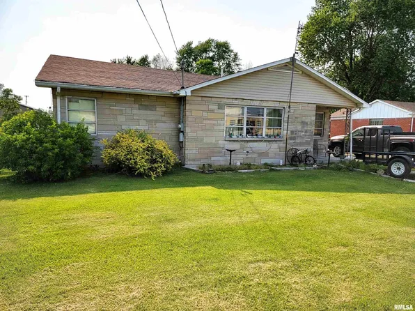 712 S Walnut St SE, Clay City, IL 62824