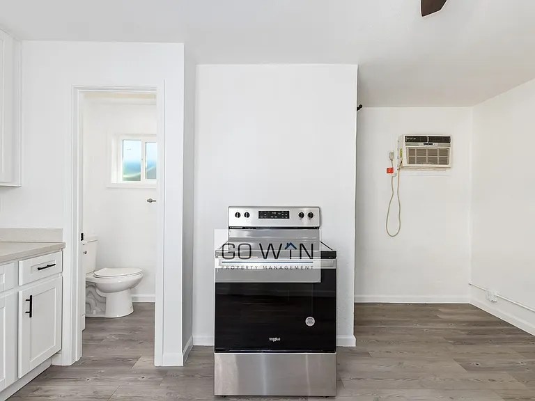 2412 E Monroe St — Photo 8