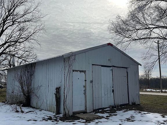 5th image of 1909 E 505th Road