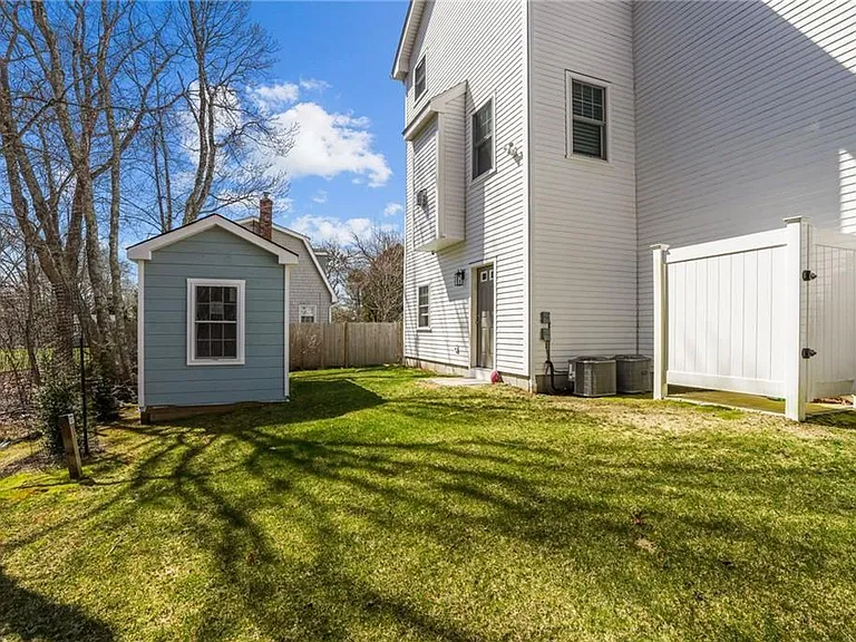 137 Rosebriar Ave — Photo 44