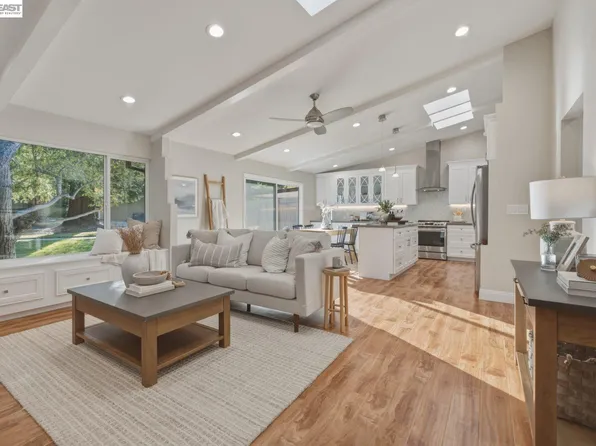 2641 Ptarmigan Dr APT 1, Walnut Creek, CA 94595