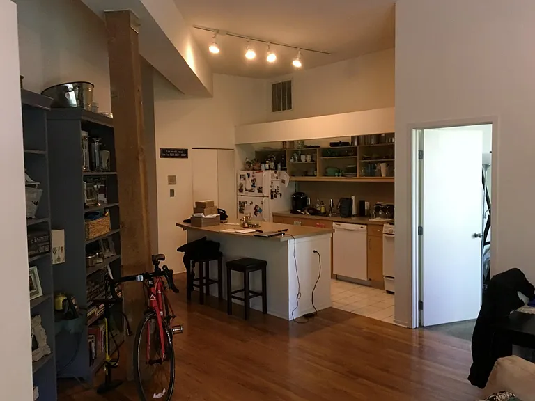 1855 N Oakley Ave #B — Photo 16