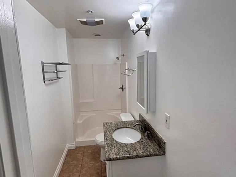 3 Bedroom 2 bathroom unit available, Larchmont area — Photo 17