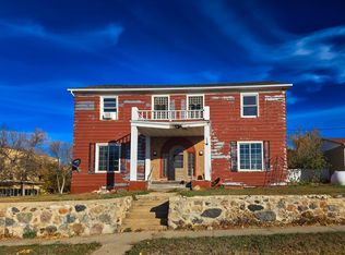 122 3rd St NW, Kenmare, ND 58746