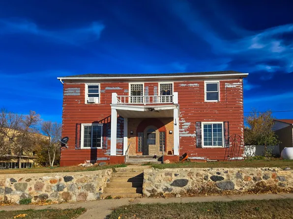 122 3rd St NW, Kenmare, ND 58746