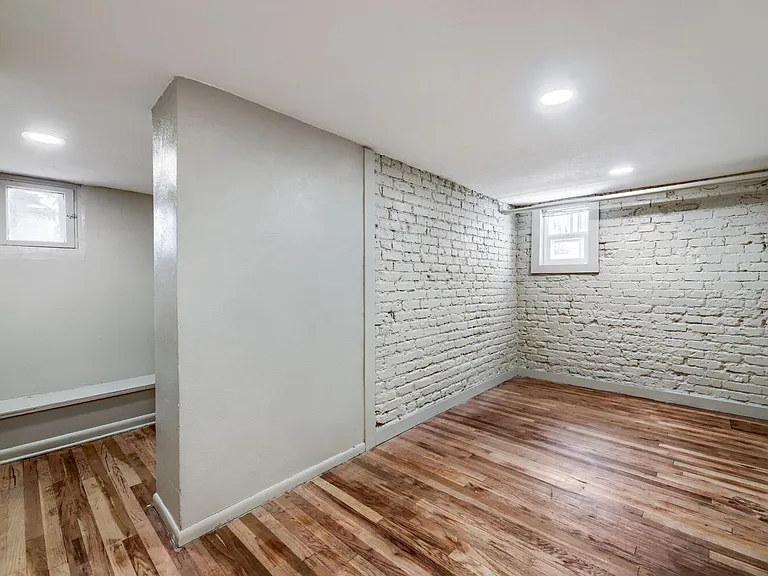 541 N Logan St — Photo 16