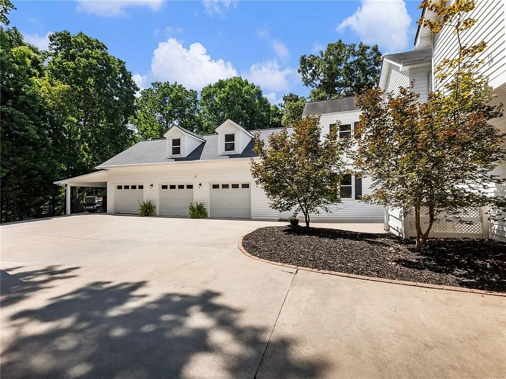 4 bed, 2.5 bath, 3819 sqft, $4,500 — Photo 2