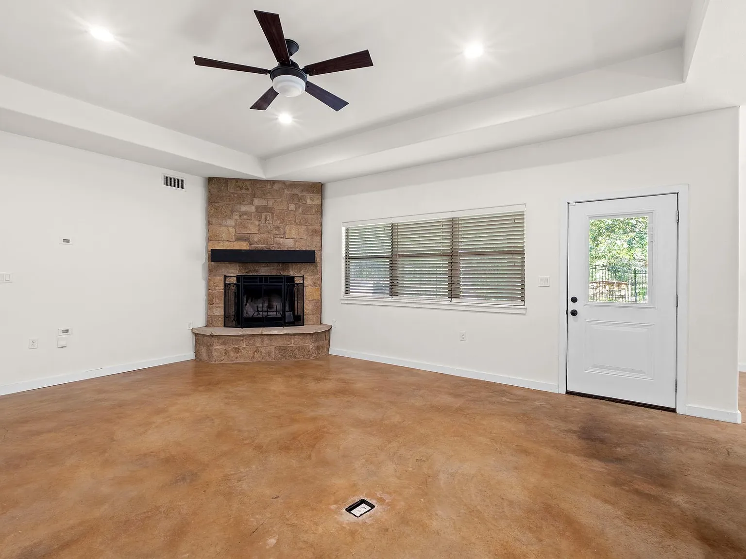 4 bed, 2.0 bath, 2014 sqft, $2,300 — Photo 4