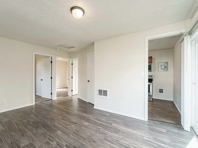 300 SE 100th Ave — Photo 5