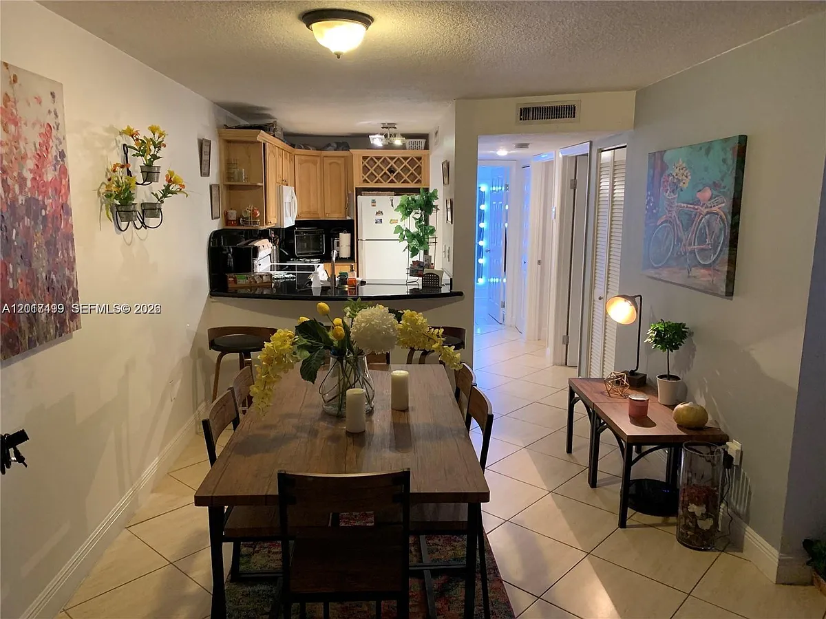 Building Photo - 210 SW 11th St #204