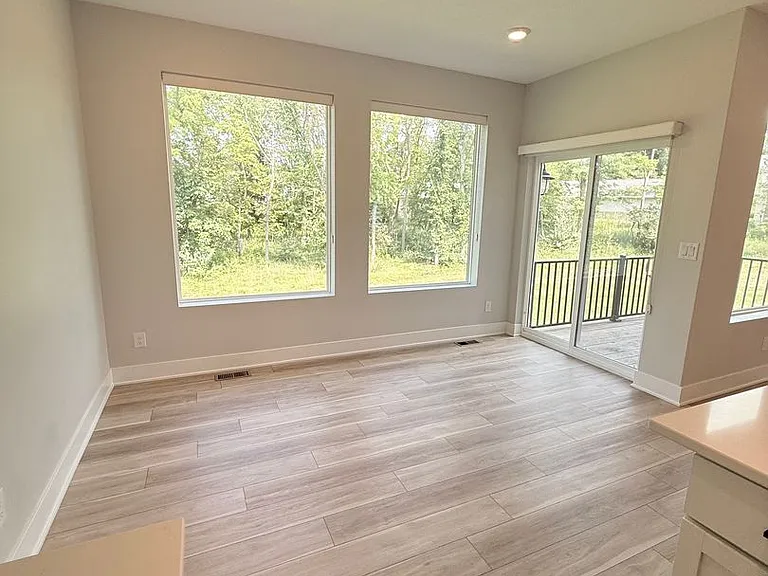 908 Lincoln Way — Photo 17