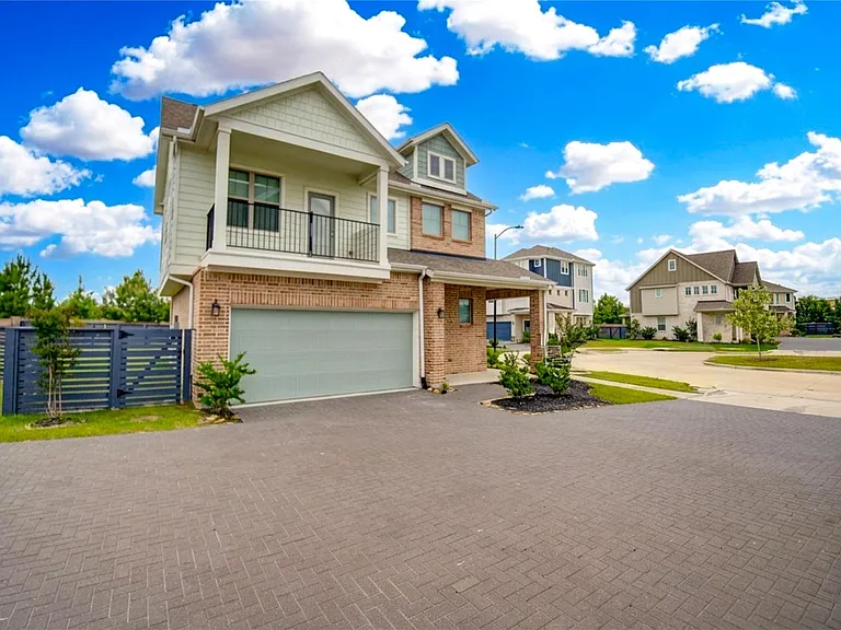 18815 River Overlook Ct — Photo 1