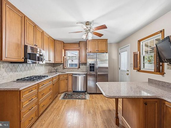3rd image of 6231 Groveland Rd