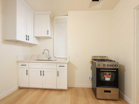 3rd image of 14446 Dickens St APT 1