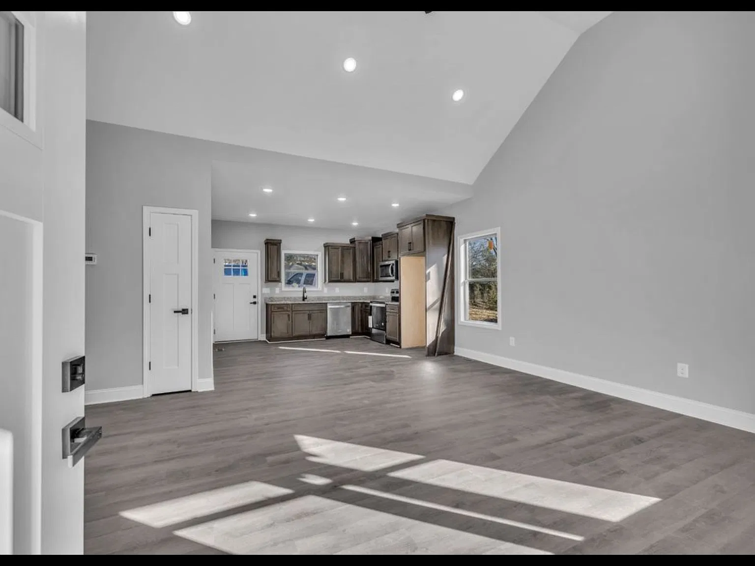 3 bed, 1185 sqft, $1,966 — Photo 2