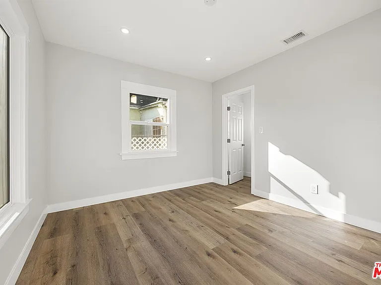 5465 S Victoria Ave — Photo 21