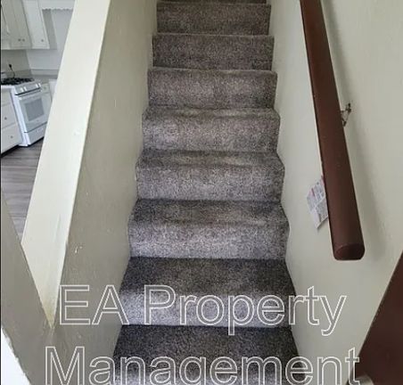 3rd image of 336 Grove St SE Unit 4