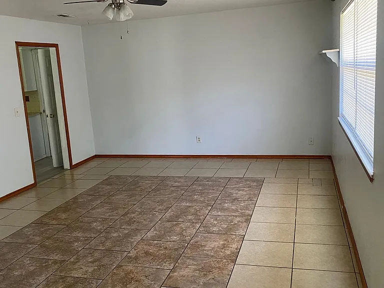 213 Sanders Ave — Photo 2