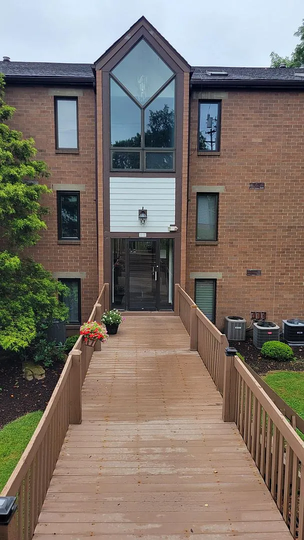 Amazing North Side Condominium — Photo 1