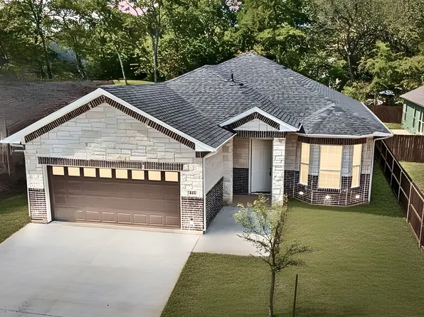 413 Henderson St, Bonham, TX 75418