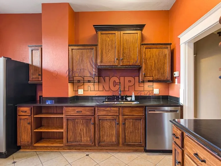 820-822 W Silver St — Photo 10