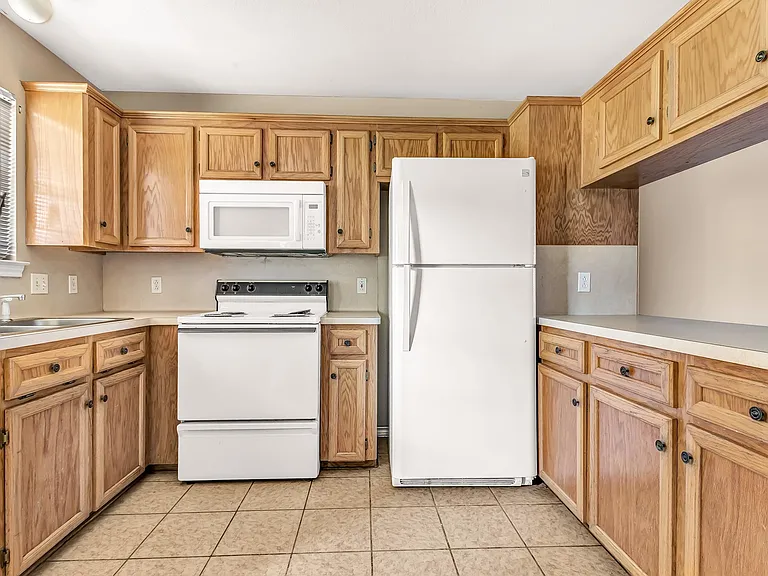 1602 Medina Dr — Photo 13