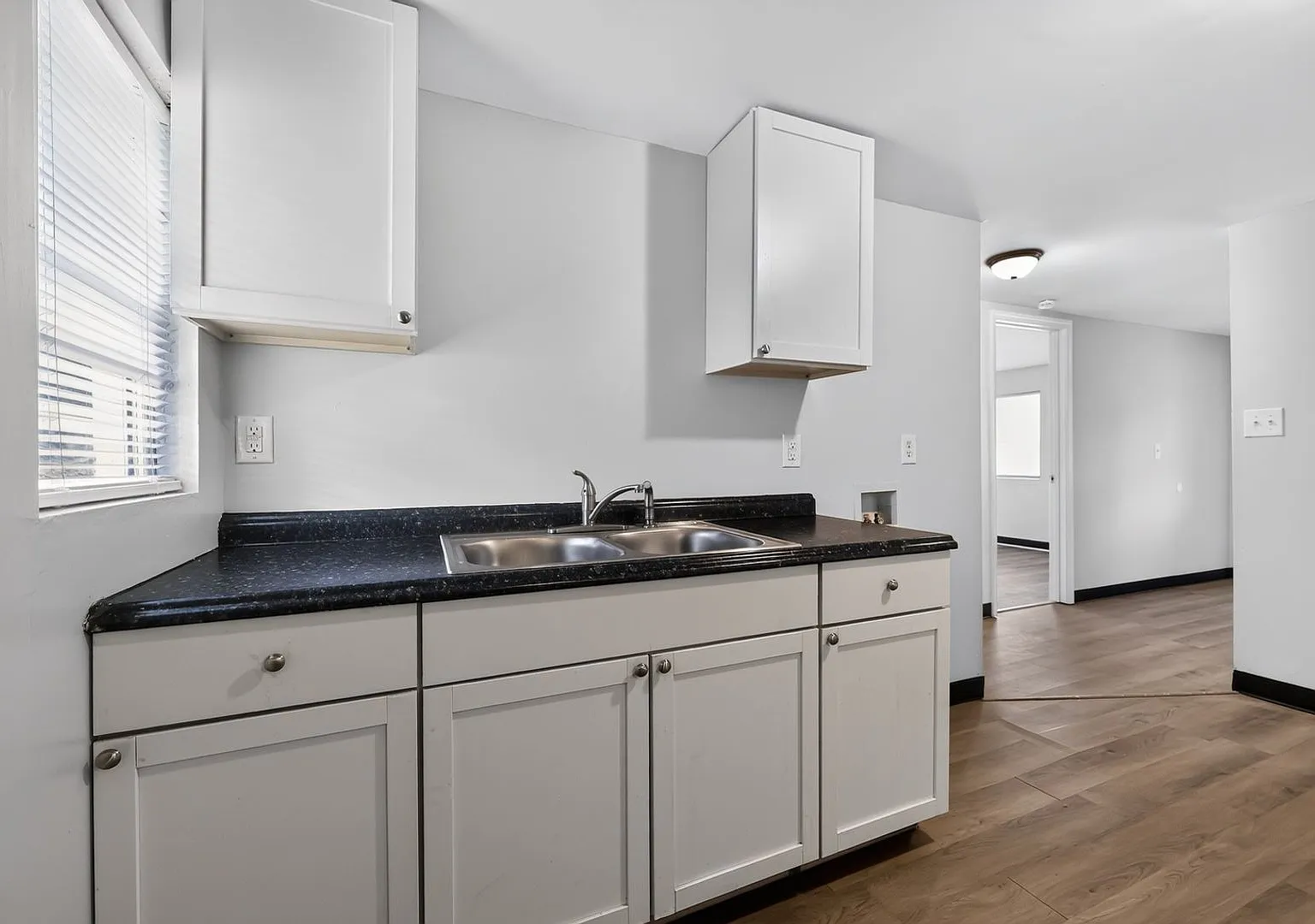Charming 2-Bedroom End Unit Just 1 Mile from Mercer University — Photo 3
