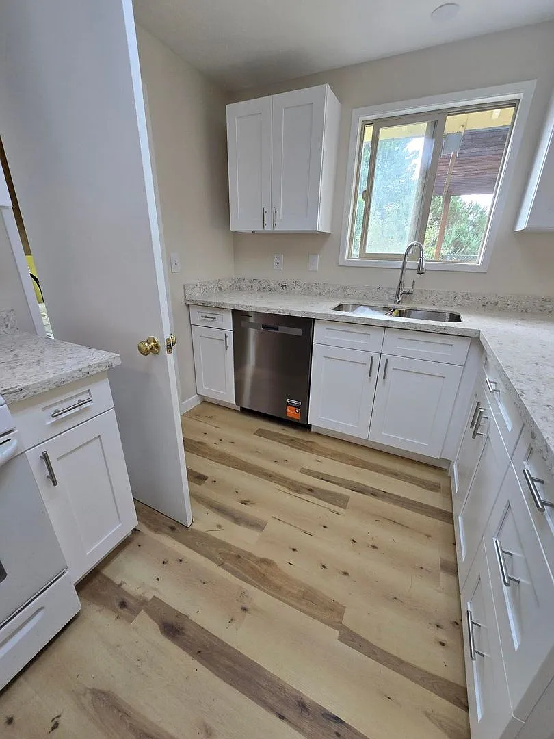 2 Bedroom, 2 Bathroom House in Burlington! — Photo 4
